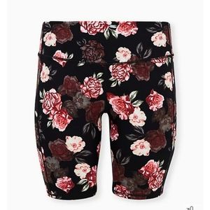 NWT Torrid 0X Plus (Large) Floral active wicking bike shorts pocket